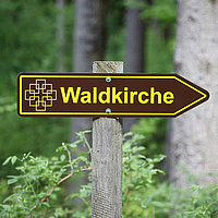 Hinweisschild: Waldkirche