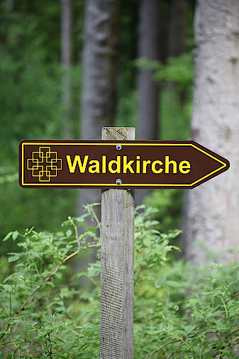 Hinweisschild: Waldkirche